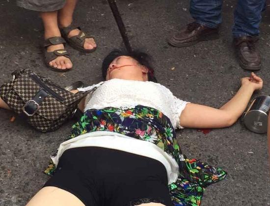 南充街头短腿被大妈暴打口吐鲜血瘫倒在地(图wow幻化性感小伙牧师图片