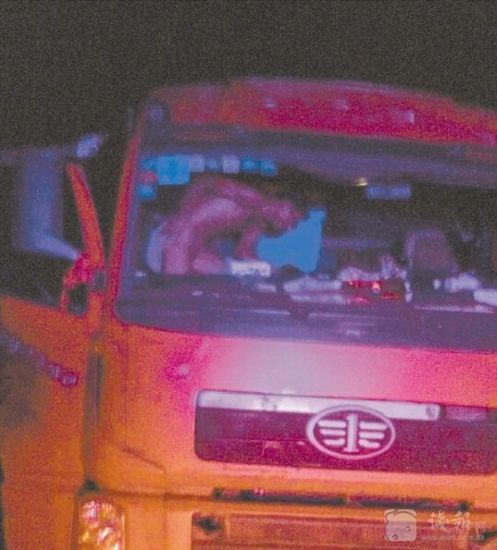 半夜,货车司机高速公路上洗澡