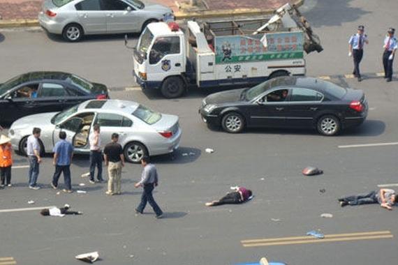 男子驾车冲向人群 连撞4人弃车逃逸