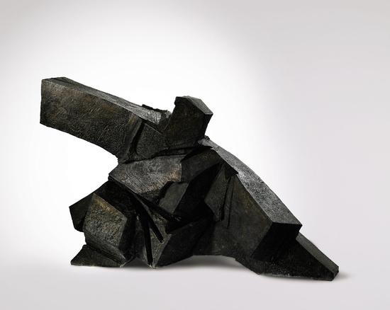 《太极系列：单鞭下势》 1994 年作，铜雕，版数：3/8，122.5 x 189 x 90 公分，估价：500 万至 700 万港元／64 万 1,000 至 89 万 7,000 美元