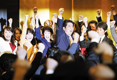 9月8日，日本东京，首相安倍晋三与支持者庆祝。