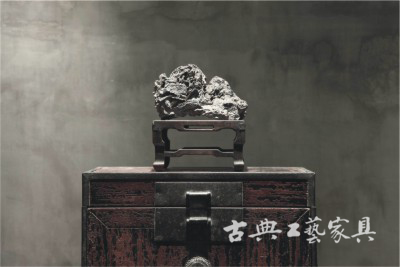 平底横列的形态占地小又较为稳定,极为适合几案的陈设
