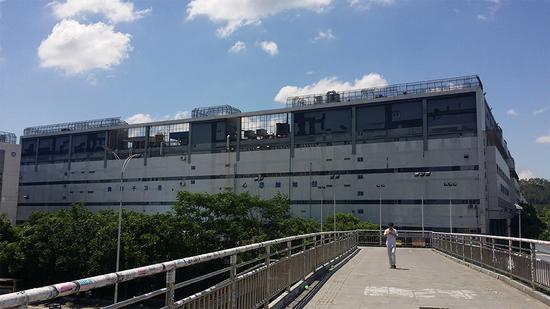 富士康厂区所有高度可以致死得建筑周围都围着一层2米得防跳网，与此相对应的，是永远有人排队得普工招募点。