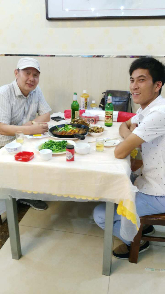 郑际江（左）和包永弟（右）一起吃饭。