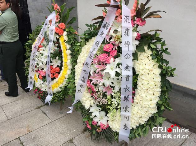 民众献花圈。
