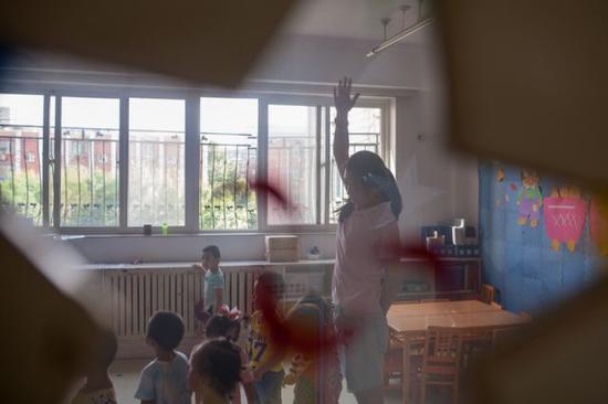 彭晓雯在课上与孩子们互动(9月7日摄)