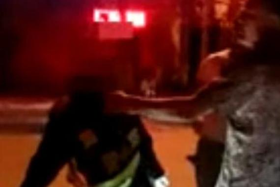 协警查酒驾被男子连扇耳光未还手