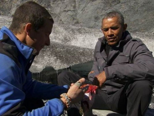 奥巴马在看贝尔手中的鲑鱼肉。