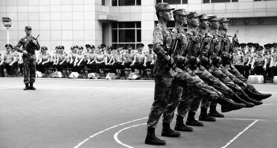 参加大阅兵的刘老庄连战士昨日归来