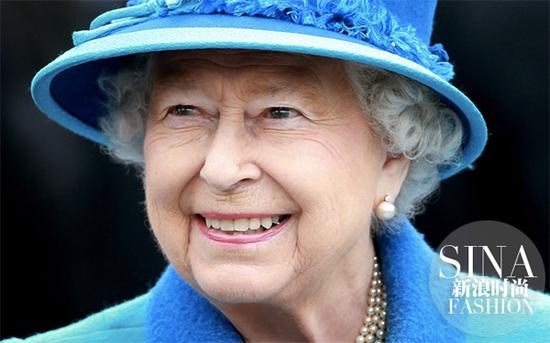 蓝色套装的伊丽莎白女王精神矍铄