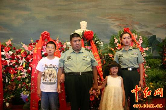 刘滨(右一)夫妇携子女毛东东(左一),毛甜懿(右二