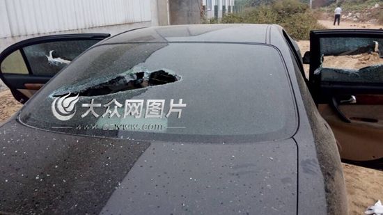 督查組車(chē)輛被砸