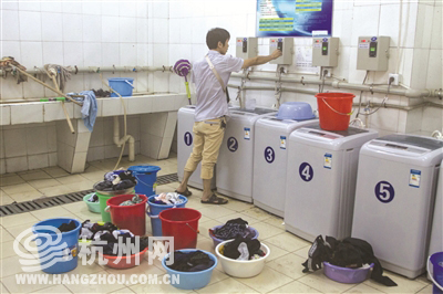 何师傅在浙江科技学院宿舍里修理自助式洗衣