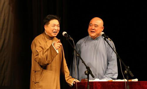 著名相声演员：刘洪沂（左一）