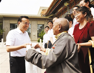 来自西藏自治区的65岁藏族乡村教师琼色向李克强献上哈达。昨日，国务院总理李克强在中南海紫光阁会见全国教书育人楷模及优秀乡村教师代表。据新华社