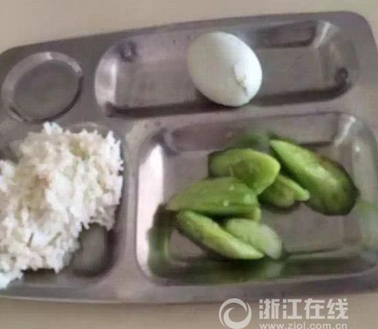 2六片黄瓜、一个咸鸭蛋，宁海县西店镇东红小学的“超素餐”。