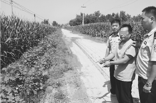 嫌疑人指认作案现场 警方供图