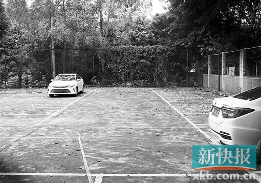 ■学校附近一篮球场被改建成停车场。