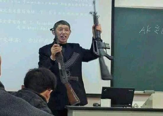 老师是有枪杆子的人