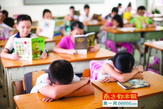 顺德大良鉴海小学已取消午休,小学生趴在书桌上小憩。