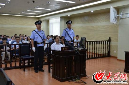 齐鲁工业大学原党委书记徐同文(中)受审现场 图片来自菏泽中院官方微博