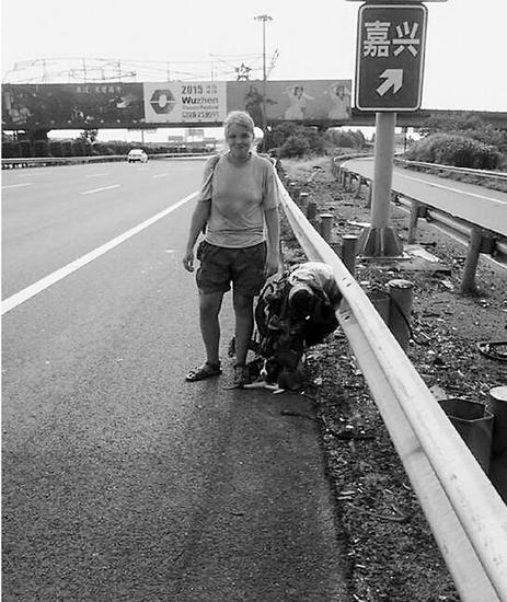 丹麦穷游女游客漫步嘉兴高速 想去杭州搭不到