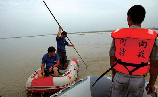 今年8月，水上救援队队员在黄河搜救溺水男童