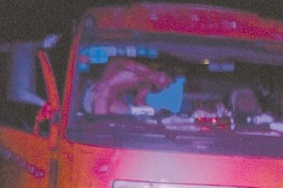 司机半夜车停高速洗澡 男子撕他人罚单