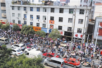 信阳胜利路小学迁至民权路 放学时周边交通瘫