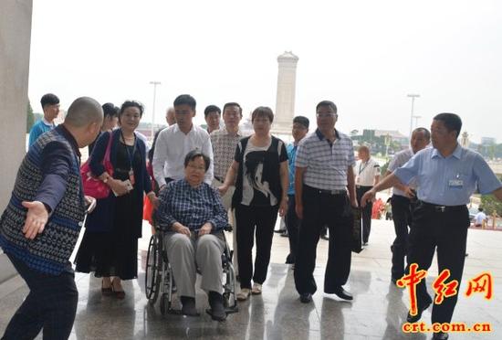 毛新宇李纳等人赴毛主席纪念堂缅怀(组图)|毛新宇