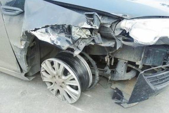 醉酒男子撞车后逃逸 车轮跑得只剩下钢圈