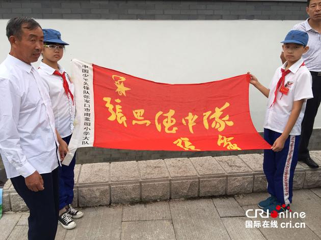 现场的小学生。