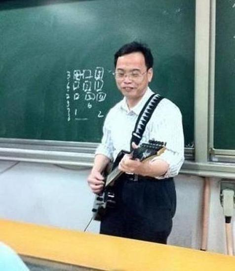 课堂上弹吉他