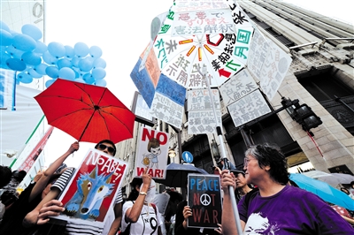 6日，东京数千民众示威抗议新安保法。示威标牌上写着：“反对战争法案”、“不要安倍”等标语。