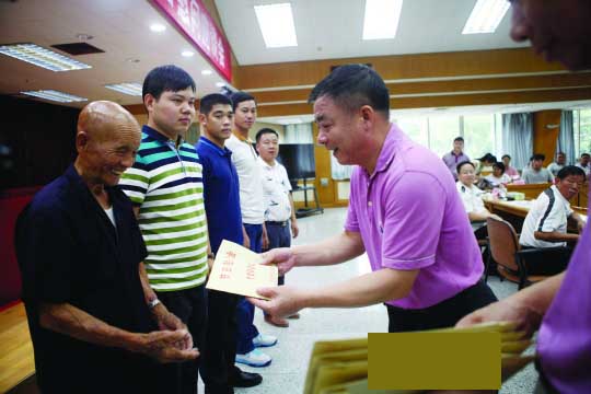 东莞给18名见义勇为英雄发慰问金 不忘英雄传