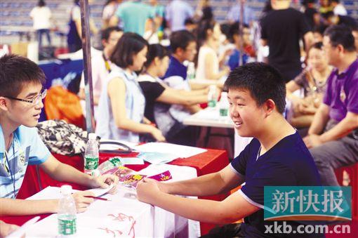 ■张野晨在办理入学手续。新快报记者 夏世焱/摄