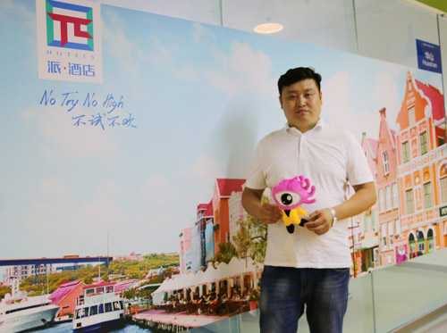 派酒店CEO贾英杰先生与小浪公仔的珍贵合影