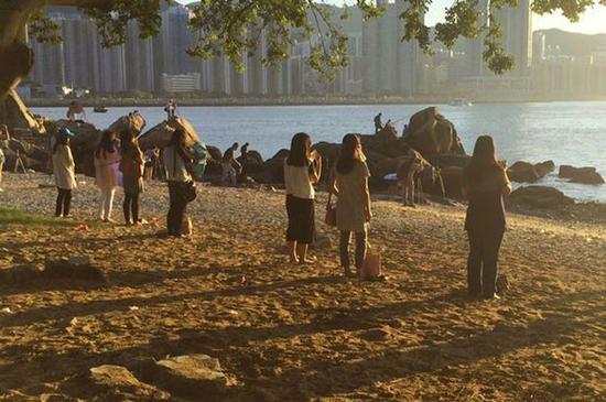  据英国《镜报》9月7日报道，香港最近掀起一波减肥新潮流，一些年龄在20岁到30岁之间的女性每天一大早就来到Sam Ka Village海滩，脱掉鞋子，戴上眼镜，在手机上设置好闹钟，然后开始注视太阳。
