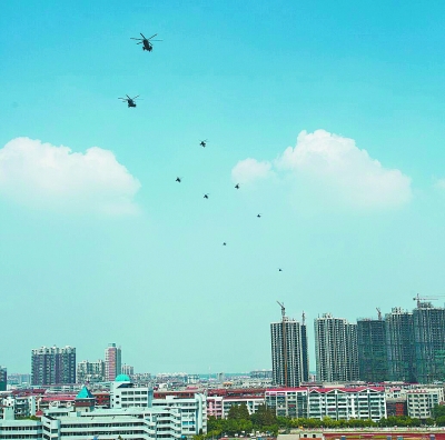 湖北籍空軍上校亮相大閱兵。圖片來自微博。