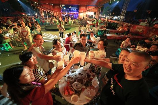 重庆啤酒节9月9喝酒 千人举杯点亮双子塔
