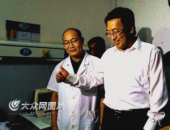 副市长王新文向不畏暴力的环保执法人员陈伟连树大拇指。