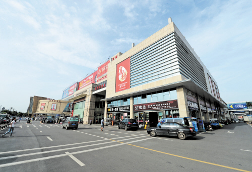 去年以来，高桥大市场投入10.2亿元，对酒水食品城、酒店用品城等进行了提质改造。长沙晚报记者 石祯专 摄