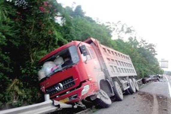 高速应急道小憩 大货车撞击尾部变铁饼
