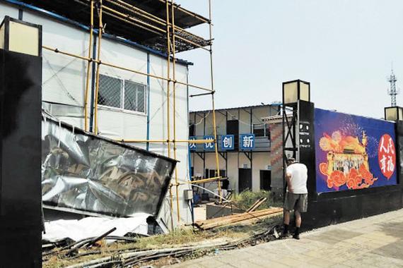 13岁孩子偷开公交车撞歪工棚 所幸无伤亡