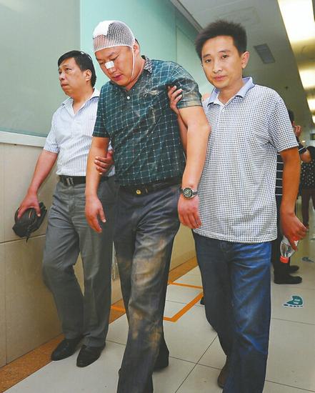 受伤最重的执法人员头部被打破，鼻骨末端骨折。 记者郭尧摄