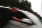 實(shí)拍寶馬車一路拖行保安 后方奔馳哥怒將其逼停
