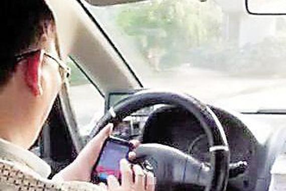 的哥嫌路程近与乘客斗气 双手不扶方向盘