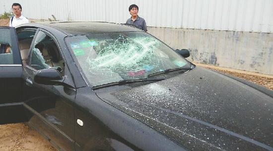 督查組車輛被砸市環保局供圖