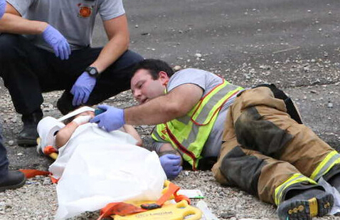 美国消防员竟然在火灾现场看动画片(图)