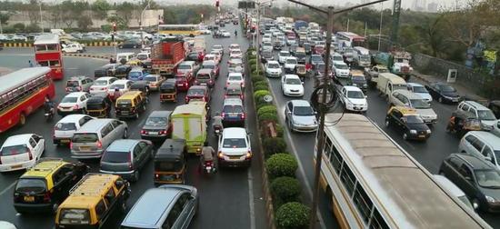 印度首都新德里和卫星城古尔冈之间的高速公路简直堵出了新高度